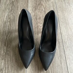 Black classic pumps